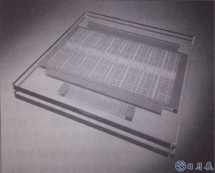 16M比特的存儲(chǔ)器芯片的三個(gè)掩膜。掩膜版制作的較大，然后再投影縮小到最終的尺寸