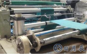 　　張力控制系統(tǒng)  　　張力控制系統(tǒng)MAGPOWR（型號美塞斯MC01/400/830/1898）往往是張力傳感器和張力控制器的一種系統(tǒng)集成，目前主要應用于冶金，造紙，薄膜，染整，織布，塑膠，線材等設(shè)備上，是一種實現(xiàn)恒張力或者錐度張力控制的自動控制系統(tǒng)，其作用主要是實現(xiàn)輥間的同步，收卷和放卷的均勻控制。  　　1  　　張力控制系統(tǒng)的控制方式  　　1、手動張力控制方式  　　在收料、放料或過程中不斷調(diào)整離合器或制動器的扭矩，從而獲得所需的張力，這就要求用戶必須隨時檢查被控材料的張力，隨時調(diào)節(jié)輸出力矩，若用氣動制動器或離合器時，手動控制器可直接選用精密調(diào)壓閥，可使用戶節(jié)約一定的設(shè)備成本，但僅適用于一些低速的復合機、擠出機、紡織機械等張力控制要求不高的場合。  　　2、半自動張力控制方式  　　利用超聲波原理等自動檢出卷徑，從而調(diào)整卷料張力，例如：東莞臺靈機電有限公司ST型張力控制器，從本質(zhì)上來講是一種張力的半閉環(huán)控制，不僅可以自動測出卷經(jīng)、控制扭矩輸出，同時還具有緩沖啟動、防松卷和慣性補償?shù)裙δ?。該方案的實施成本較低，因此在中檔機械中應用廣泛。  　　3、全自動張力控制方式  　　一般也有兩種檢測方式。一種是通過張力傳感器測定卷材的張力，然后由控制器自動調(diào)整離合器或制動器來控制卷料張力。這種方式是張力的全閉環(huán)控制，原理上來講，此種方案能夠?qū)崟r反映出張力的變化因此控制精度最高，因此一些高檔的精軋機、高速分切機等冶金上采用全自動的張力控制系統(tǒng)。  　　1  　　張力控制系統(tǒng)的分類  　?。?） 直接張力控制法  　　又稱反饋控，又可以分為AB兩種（A）利用如張力儀等傳感器檢測實際張力，將測量值作為反饋信號，構(gòu)成張力閉環(huán)系統(tǒng)，即將測量的實際值與給定張力相比較，由偏差產(chǎn)生控制作用，使實際張力與給定張力相等。視傳感器結(jié)構(gòu)不同，還可分為位置式和反饋式控制 （B）利用活套建立張力，測量活套量，構(gòu)成活套反饋控制系統(tǒng)，控制活套量恒定使產(chǎn)品張力恒定。這種張力控制法適用于高精度、高速度的張力控制場合，具有控制精度高、實時性能好等優(yōu)點。  　?。?）間接張力控制法  　　又稱補償控制，它通過對影響張力穩(wěn)定的參數(shù)的調(diào)節(jié)補償可能出現(xiàn)的張力變化，間接地保持張力穩(wěn)定，即只給定張力設(shè)定值，不用檢測器采集張力的實際值，對張力不形成閉環(huán)控制，而是通過對被控機即驅(qū)動電機的電流或勵磁電流的控制來間接對張力進行恒定控制，從而使電動機力矩保持不變，保證被卷取產(chǎn)品的張力恒定。  　　張力控制系統(tǒng)的作用  　　在工業(yè)生產(chǎn)的諸多行業(yè)，經(jīng)常會遇到卷繞控制問題。如在紙張、紡織品、塑料薄膜、電線、印刷品、磁帶、金屬帶線材等的生產(chǎn)過程中，帶料或線材的開卷、卷取張力對產(chǎn)品的質(zhì)量至關(guān)重要，為此要求進行恒張力控制，即在卷繞的過程中使產(chǎn)品承受最佳張力，且自始至終保持不變。若張力過大，會造成加工材料的拉伸變形；張力過小，會使卷取的材料的層與層之間的應力變形，造成收卷不整齊，影響加工質(zhì)量。在帶材卷取系統(tǒng)中，張力控制系統(tǒng)占有重要的位置，而且它相當復雜。